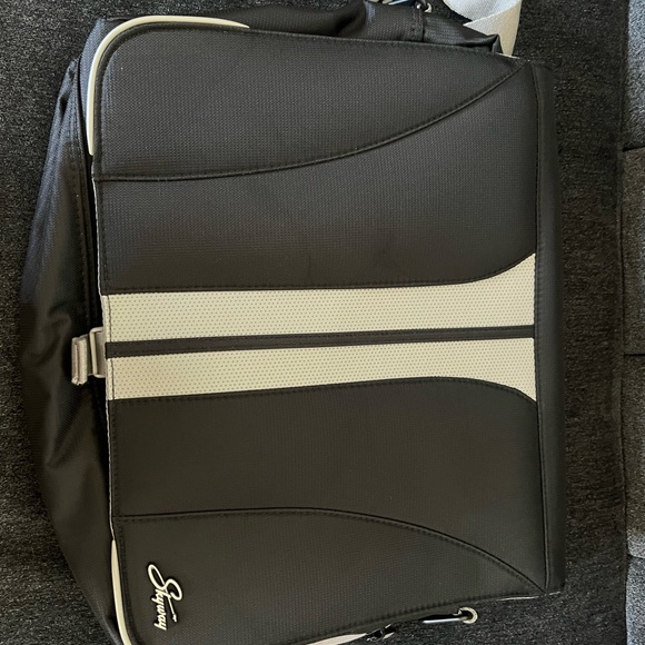 ⭐️ Firm Price ⭐️ New without tags Skyway messenger laptop bag - Picture 2 of 7